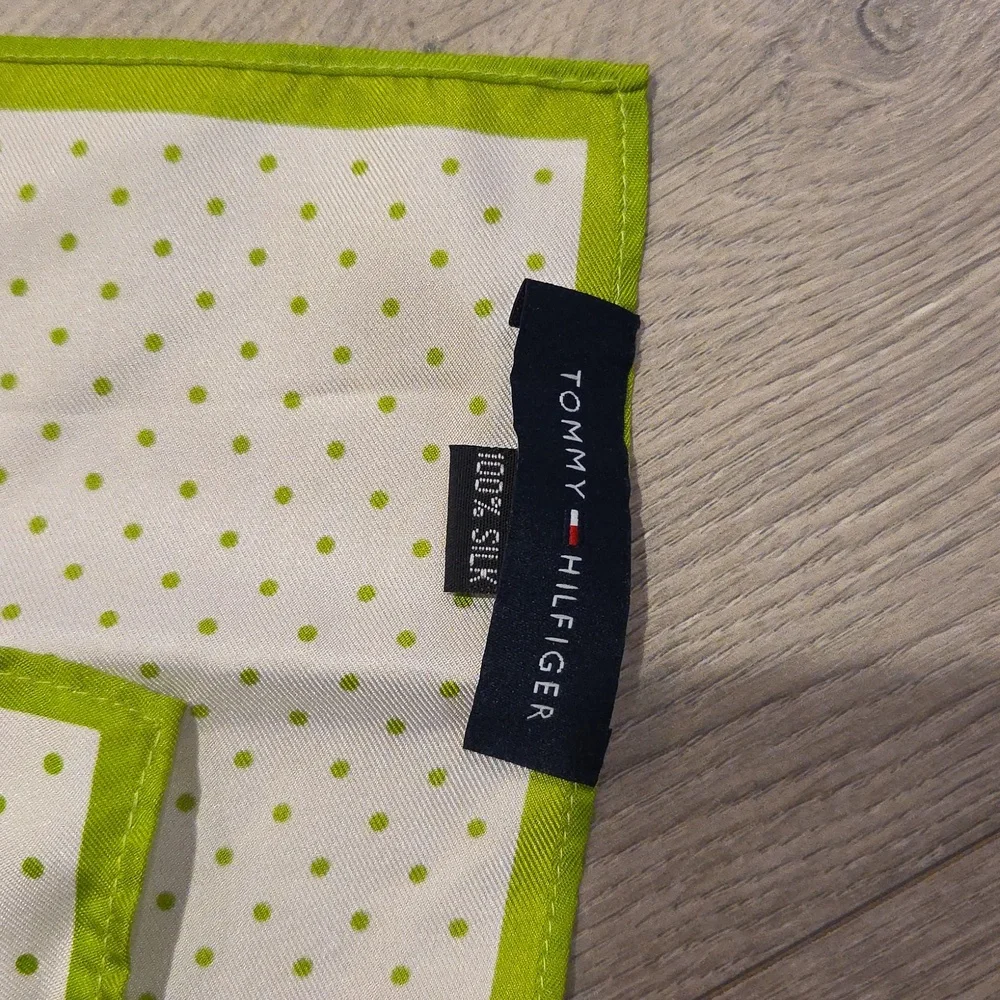 Tommy Hilfiger 💯 Silk Pocket Square - Picture 4 of 4